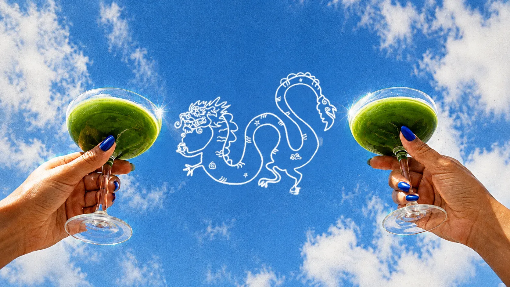 Dos manos brindando con copas de matcha sobre un cielo azul nublado, con el dragón de línea blanca de Koshii al centro